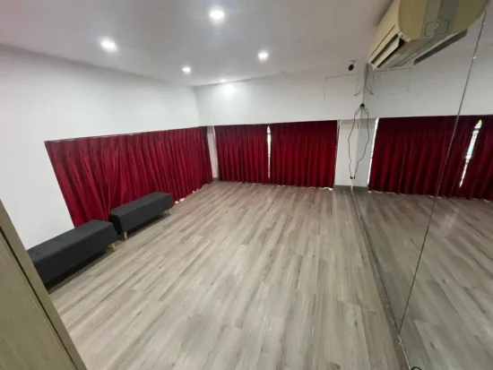 Có lên dùng loa kéo cho phòng tập nhảy có thể phù hợp trong một số tình huống nhất định, về tính di động, giá thành đầu và nhu cầu sử dụng.