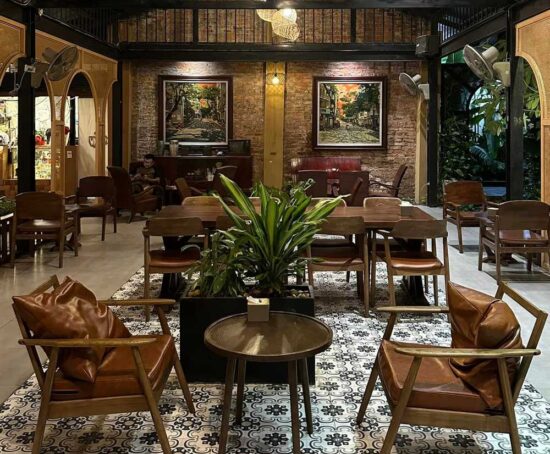 Dàn loa cho quán cà phê rất quan trọng để tạo ra không gian âm nhạc thoải mái và tạo ấn tượng tích cực cho khách hàng mỗi khi đến quán.