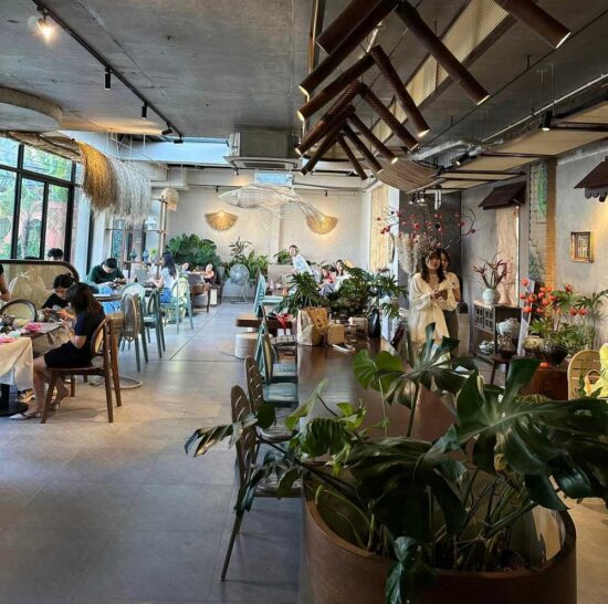 Dịch vụ lắp đặt hệ thống âm thanh cho quán cafe là một yếu tố quan trọng để tạo ra một không gian âm nhạc thú vị và chất lượng cao.