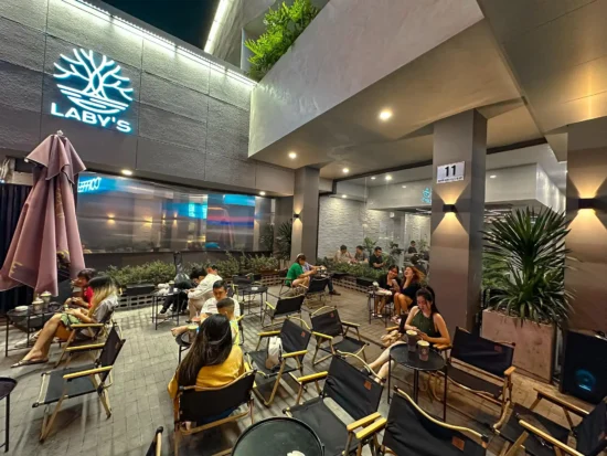 Việc lắp 4 chiếc loa cho quán cafe đảm bảo không gian quán cà phê tràn ngập âm thanh, tạo không khí thư giãn và thoải mãi nhất cho khách hàng.