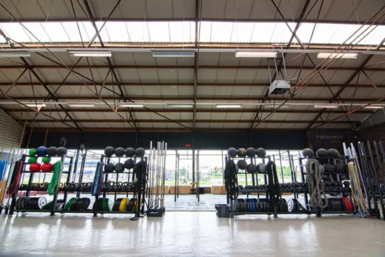 Lắp thêm loa cho phòng Gym để tạo ra hệ thống âm thanh hoàn chỉnh cho phòng tập, giúp cải tạo đáng kể cho không gian tập luyện của học viên.