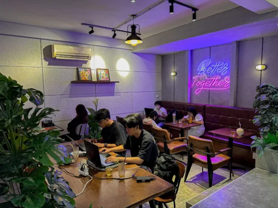Loa Cafe Nhật chuyên dụng cho các quán cà phê, tọa không gian nghe nhạc nhẹ nhàng và độ bền cao từ các thương hiệu âm thanh Nhật Bản.