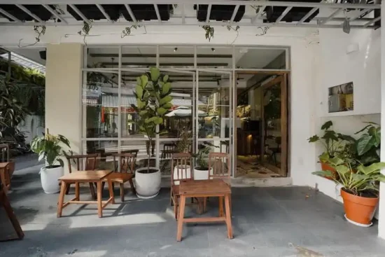 Loa treo quán cafe là giải pháp tối ưu cả về mặt âm thanh và diện tích của một quán cà phê, sử dụng loa dạng treo tường hoặc treo trần.