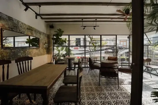 Sử dụng loa vi tính cho quán cafe là giải pháp thuận lợi cho các quán cà phê có diện tích nhỏ, kết nối với máy tính ngay tại quầy thu ngân.