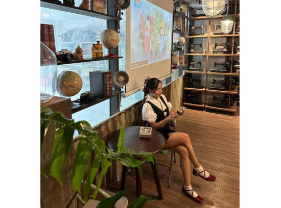 Những amply dành cho quán cafe có thể dùng đến amply 8ohm hoặc amply điện động tùy theo số lượng loa của quán cà phê mà dùng sao cho hợp lý.