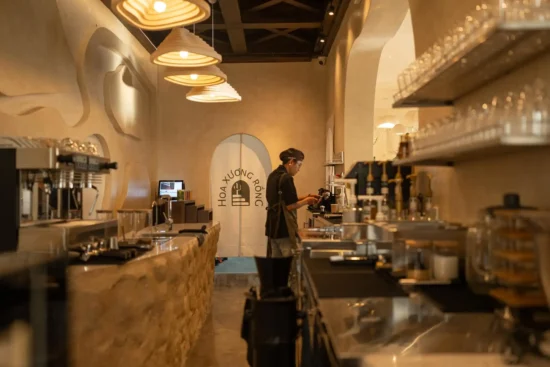 Âm thanh quán cafe làm việc thường được thiết kế để tạo ra môi trường thoải mái, tạo cảm giác bình yên và tập trung cho người làm việc hoặc học tập.