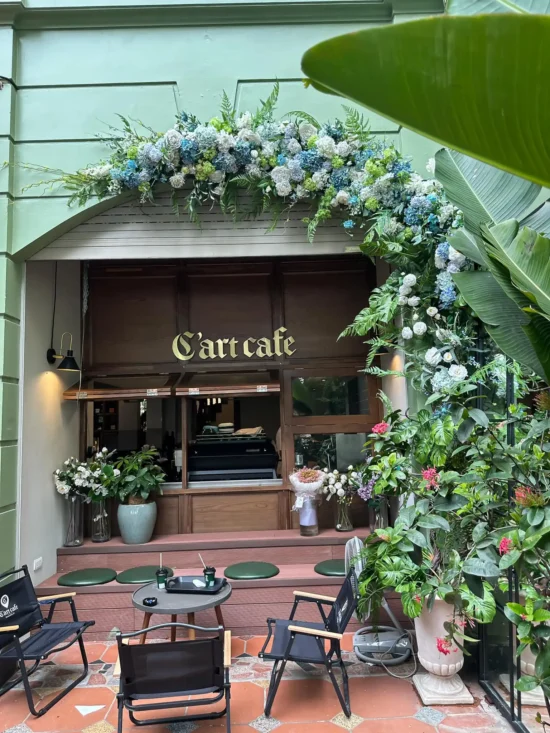 Quán C’ART Cafe, nằm tại 116 Mai Anh Tuấn, Ô Chợ Dừa, Đống Đa, Hà Nội, là một điểm đến nổi bật giữa lòng quận Đống Đa.
