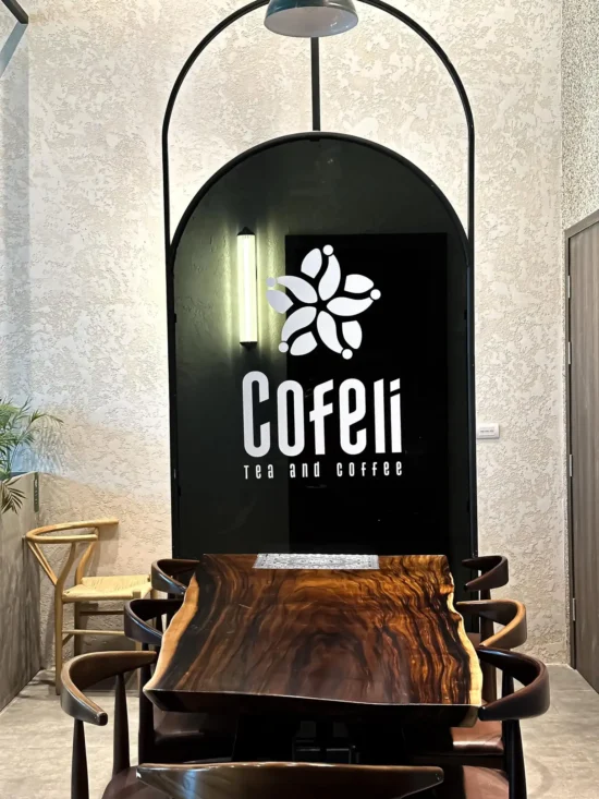Quán Cofeli Tea & Coffee tại 47 Nguyễn Tuân, Thanh Xuân, Hà Nội là một địa điểm nổi bật trong khu vực, mang đến không gian hiện đại.