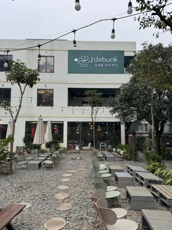 Debunk Coffee & Grill là một tổ hợp độc đáo tại quận Thanh Xuân, kết hợp giữa quán cà phê, tiệc nướng BBQ và không gian nghệ thuật (Art Space).