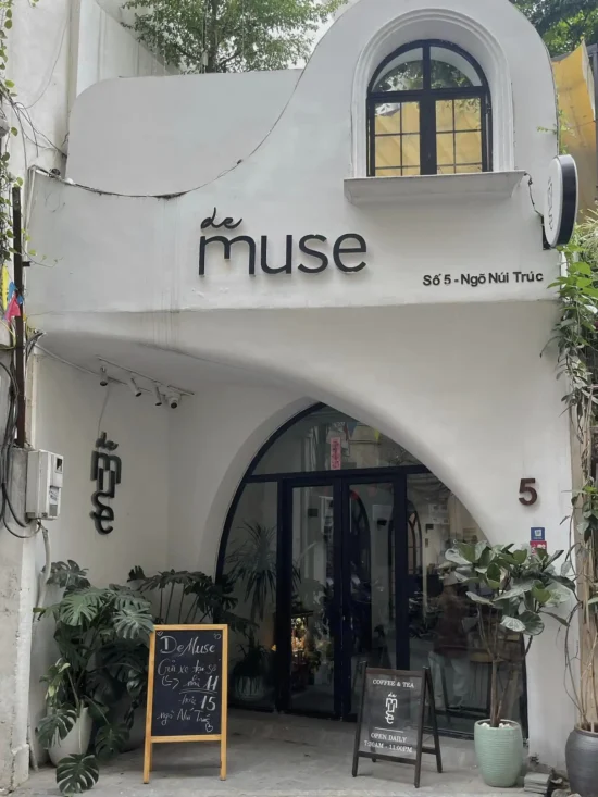 deMuse Coffee là một quán cà phê nổi bật trong ngõ Núi Trúc, quận Ba Đình, Hà Nội, mang đến không gian hiện đại pha chút nghệ thuật.