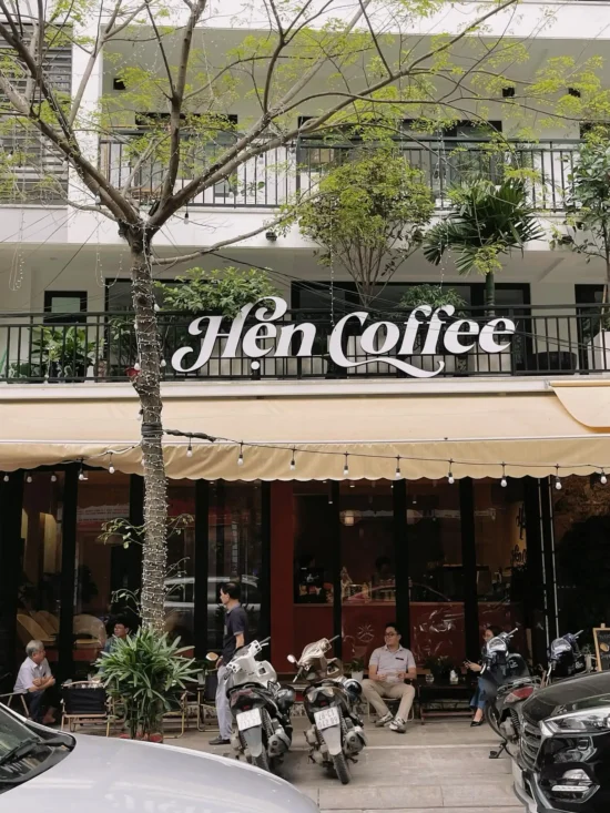Hẹn Coffee là một quán cà phê nhỏ nằm ngay trên phố Hàng Bún, thuộc quận Ba Đình, Hà Nội. Với vị trí thuận lợi gần khu phố cổ và không gian.