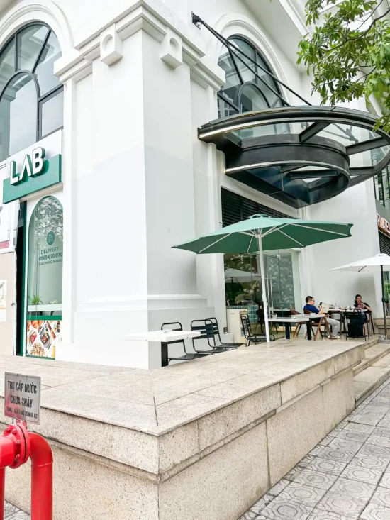 LAB Cafe Dessert & Brunch là một quán cà phê nổi bật nằm trong khuôn viên khu đô thị Royal City, quận Thanh Xuân, Hà Nội.