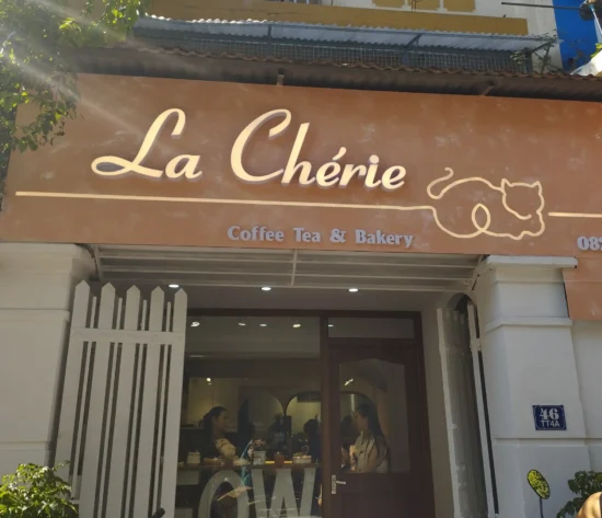 La Chérie Tea & Coffee là một quán cà phê mèo nổi bật tại khu đô thị Văn Quán, Hà Đông, mang đến sự kết hợp độc đáo giữa không gian thư giãn.