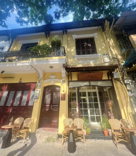 La Poste Cafe & Bistro là một quán cà phê mang hơi hướng hoài cổ nằm trên con phố Phùng Hưng nhộn nhịp, quận Hoàn Kiếm, Hà Nội.