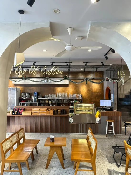 Quán Laika Cafe tại 52 Lĩnh Nam, Hoàng Mai, Hà Nội là một trong những địa điểm nổi bật của chuỗi Laika, thu hút nhiều bạn trẻ.