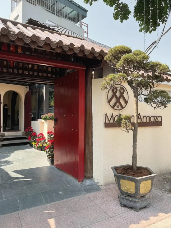 Quán Maison Amoza tại 38 ngõ 295 Ngọc Thụy, Long Biên, Hà Nội là một địa điểm kết hợp giữa không gian cà phê và tiệm bánh ngọt.