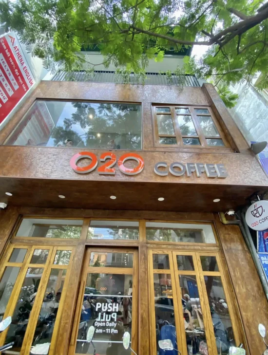 Quán O2O Coffee tại 137 Chùa Láng, Đống Đa, Hà Nội là một địa điểm đáng chú ý cho những ai đang tìm kiếm một không gian thoải mái.