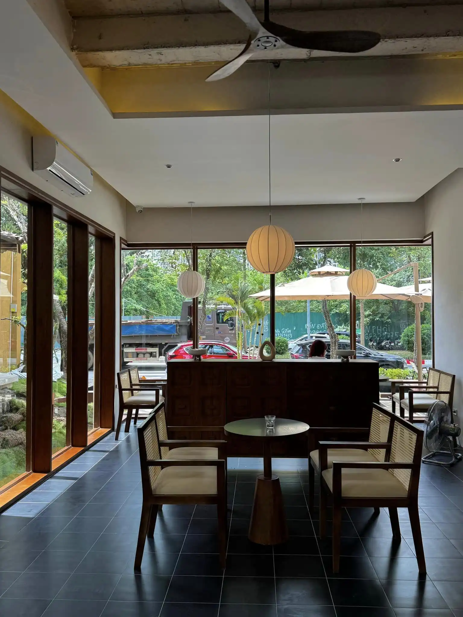 Review quán October Coffee 5 October Coffee 5