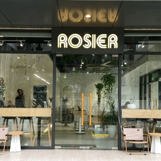 Qán Rosier Tea & Coffee tại địa chỉ 01SH17, Tòa S4.03, Vinhomes Smart City, Nam Từ Liêm, Hà Nội là một trong những chi nhánh nổi bật.