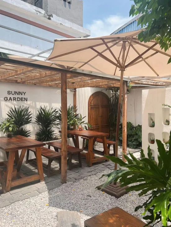 Sunny Garden Coffee Shop tại 3 Võ Quý Huân, Nam Từ Liêm, Hà Nội là một địa điểm nổi bật với không gian sân vườn xanh mát.