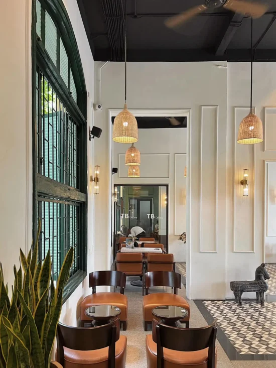 Quán TB Cafeteria tại 42 Yên Phụ, Ba Đình, Hà Nội là một địa điểm nổi bật với không gian độc đáo và phong cách sang trọng.