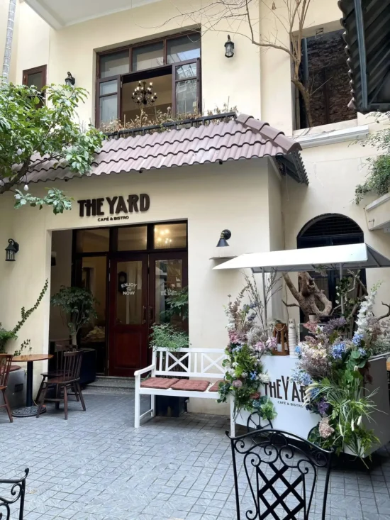 Quán The Yard Cafe & Bistro tại 22 ngõ 279 Giảng Võ, Đống Đa, Hà Nội là một điểm đến nổi bật với không gian pha trộn giữa phong cách cổ điển.