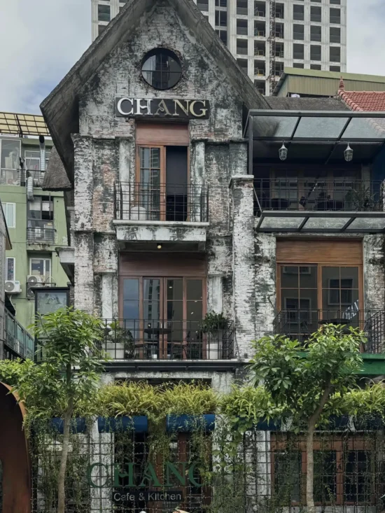 Quán Chang Cafe & Kitchen tại số 4 ngõ 25 Nguyễn Khuyến, Văn Quán, Hà Đông, Hà Nội là một điểm đến nổi bật trong khu vực với sự kết hợp.