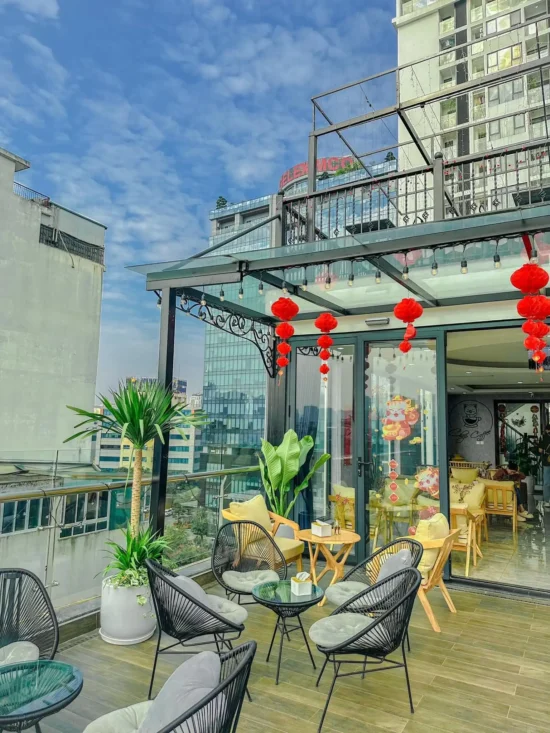 Chóp Coffee là một địa điểm lý tưởng cho những ai yêu thích không gian thoáng đãng và muốn tận hưởng cảnh hoàng hôn tuyệt đẹp tại Hà Nội.