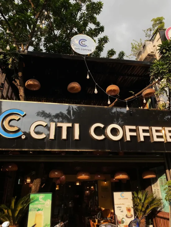 Citi Coffee là một quán cà phê mang đậm phong cách cổ điển Việt Nam, nằm ngay tại ngõ 41 Nguyễn Chí Thanh, sát cổng chính.