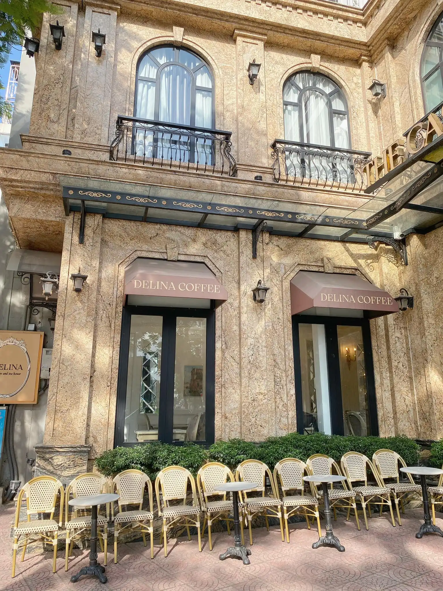 Review quán Delina Coffee Quán Delina Coffee tại 106 Nguyễn Văn Cừ, Long Biên, Hà Nội là một điểm đến nổi bật với phong cách châu Âu tân cổ điển sang trọng.