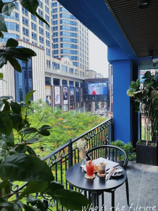 Quán Fata Cafe tại tầng 5, 27 Thái Phiên, Lê Đại Hành, Hai Bà Trưng, Hà Nội là một quán cà phê rooftop nổi bật với không gian thoáng đãng.