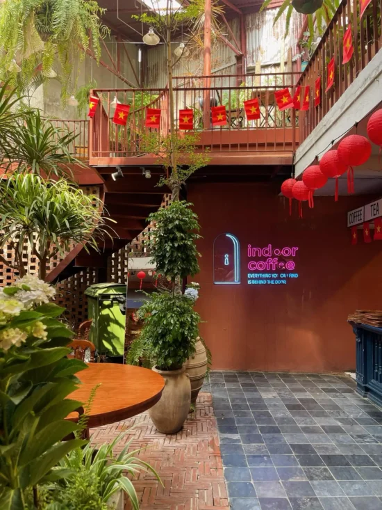 Quán Indoor Cafe & Bistro tại số 1, ngách 53, ngõ 252 Tây Sơn, Trung Liệt, Đống Đa, Hà Nội là một trong những quán cà phê.