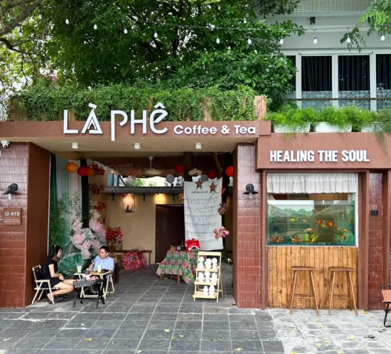 Quán cà phê Là Phê, nằm tại địa chỉ 12BT5 Bán Đảo Linh Đàm, phường Hoàng Liệt, quận Hoàng Mai, Hà Nội, là một điểm đến đáng chú ý
