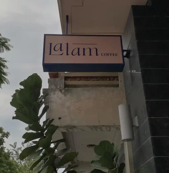 Quán Lalam Coffee tại 64 Vũ Miên, Yên Phụ, Tây Hồ, Hà Nội là một điểm đến nổi bật trong khu vực Tây Hồ, thu hút nhiều bạn trẻ.