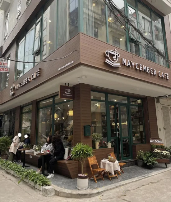 Quán Maycember Cafe tại ngách 23, ngõ 82 Chùa Láng, Đống Đa, Hà Nội là một địa điểm nhỏ xinh, mang phong cách tối giản nhưng đầy ấm cúng.
