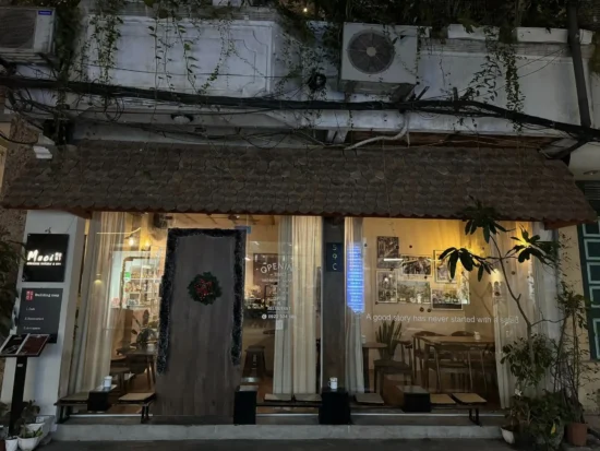 Quán Muối Charcoal Kitchen & Bar tại 59C Nguyễn Khắc Hiếu, Ba Đình, Hà Nội là một địa điểm độc đáo, kết hợp giữa không gian cà phê ban ngày.