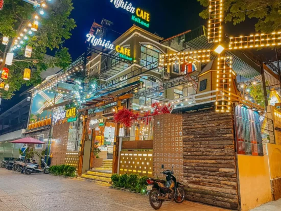 Quán Nghiền Cafe Koiland tại số 94 Hồng Tiến, Bồ Đề, Long Biên, Hà Nội là một trong những địa điểm nổi bật thuộc chuỗi Nghiền Cafe, nổi tiếng.