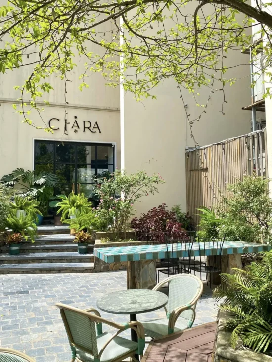 Ciara Terrace Cafe là một quán cà phê nổi bật tại quận Cầu Giấy, Hà Nội, thu hút đông đảo khách hàng nhờ không gian đẹp mắt.