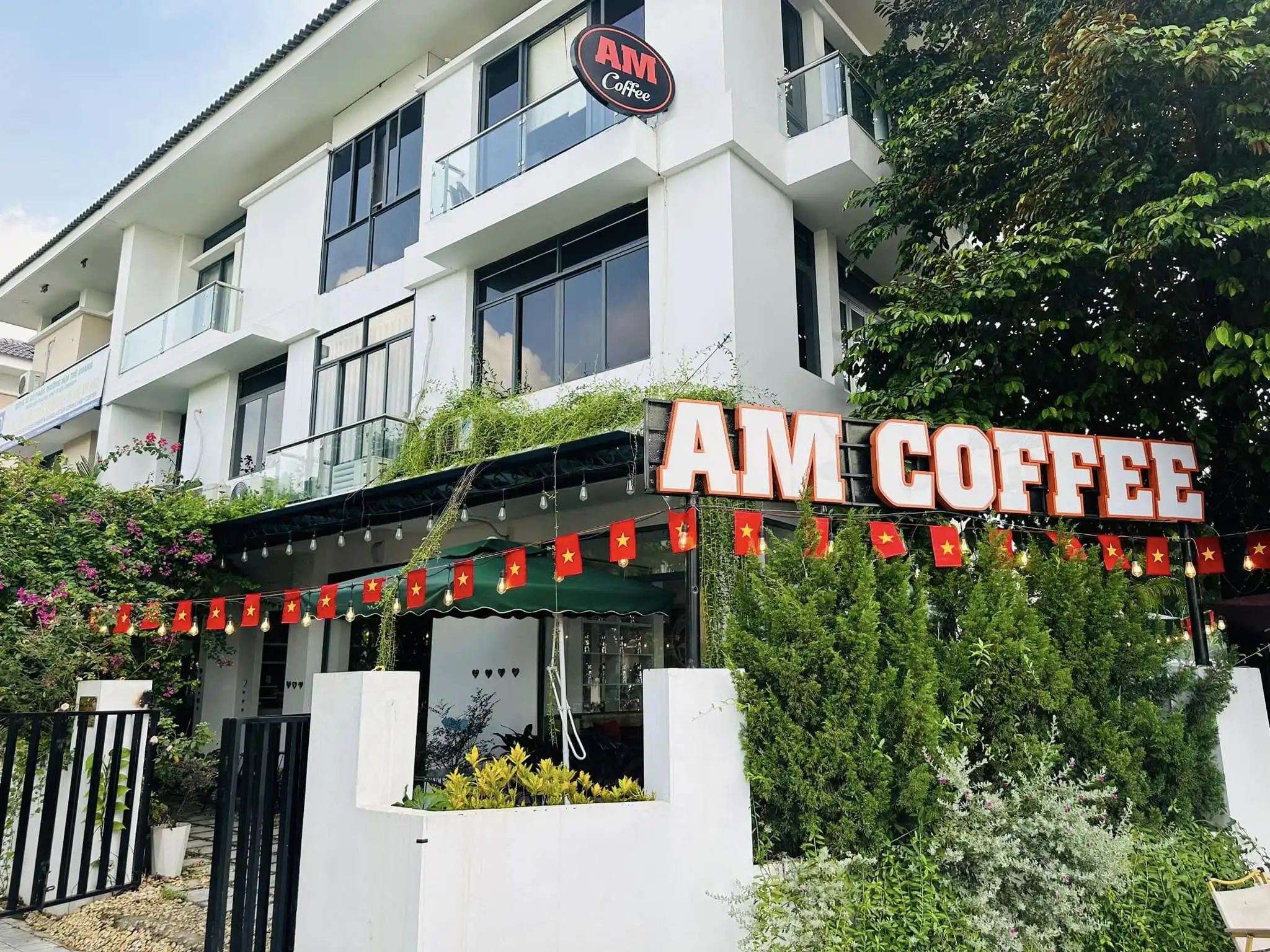 AM Coffee, tọa lạc tại D04-01 An Phú Shopvilla, Dương Nội, Hà Đông, Hà Nội, là một quán cà phê đang dần trở thành điểm đến quen thuộc.