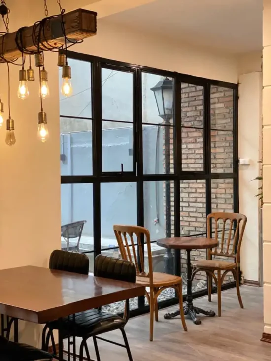 Quán Manoir Cafe tại 33 ngõ 41 Thái Hà, Đống Đa, Hà Nội là một địa điểm thú vị, mang đậm phong cách châu Âu hiện đại pha chút cổ điển.
