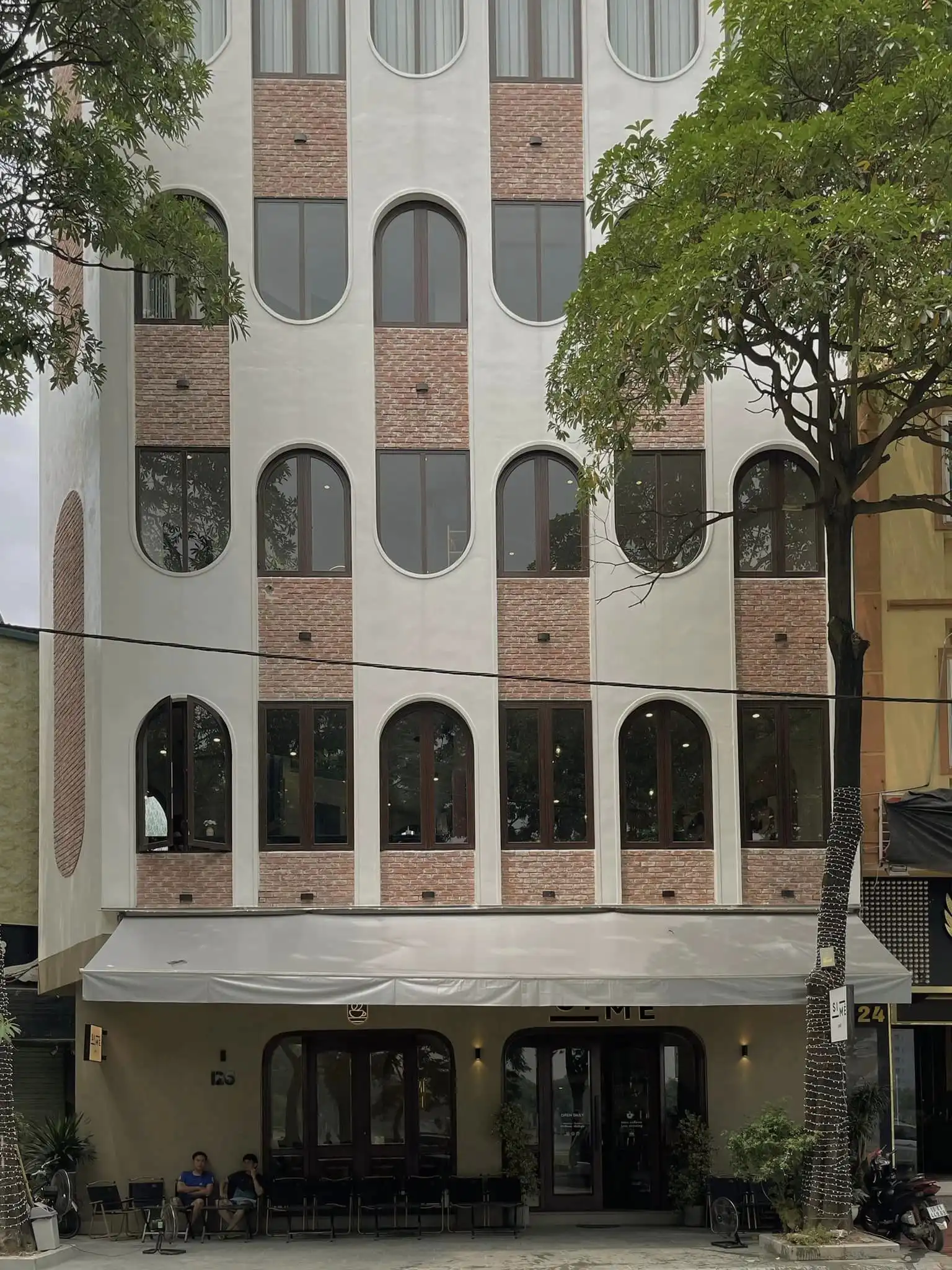 Review quán cà phê Si Mê Cafe Quán cà phê Si Mê Cafe, tọa lạc tại số 126 Hồ Đền Lừ, phường Hoàng Văn Thụ, quận Hoàng Mai, Hà Nội, là một điểm đến lý tưởng