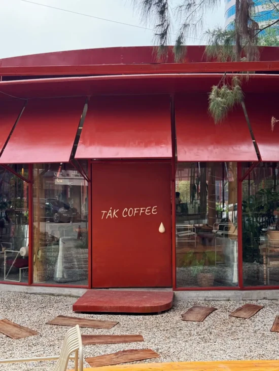 Quán Tak Coffee tại số 7 Đào Duy Anh, Đống Đa, Hà Nội là một điểm đến nhỏ xinh nằm trong khu vực trung tâm sôi động, mang đến không gian.