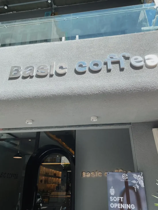 Quán The Basic Coffee tại 73B Mai Hắc Đế, Hai Bà Trưng, Hà Nội là một địa điểm nổi bật giữa khu vực phố cổ, mang phong cách hiện đại tối giản.
