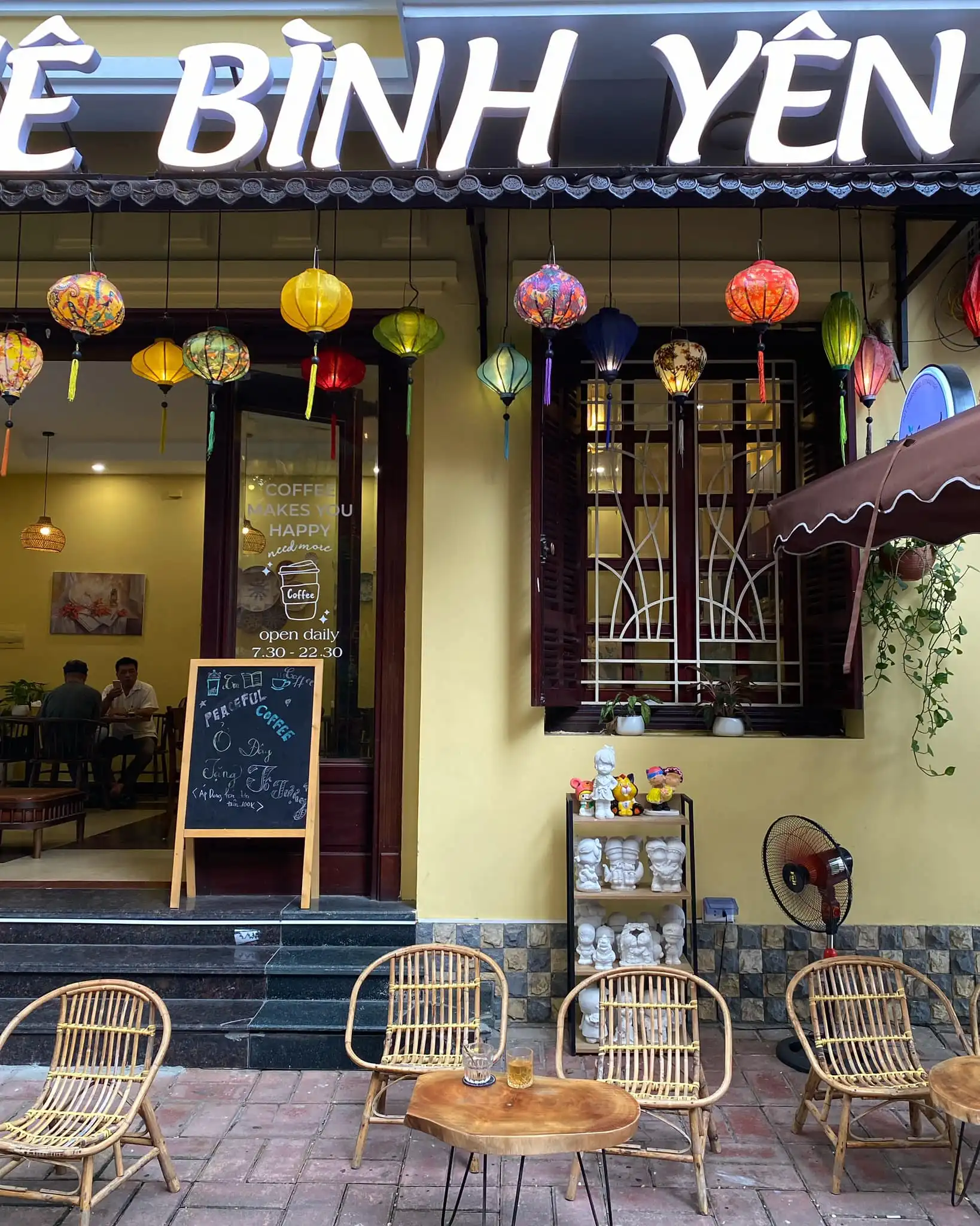 Quán Tiệm Cà Phê Bình Yên tại số 8 ngõ 36 Nguyễn Thị Định, Cầu Giấy, Hà Nội (sau chung cư 17T10 Nguyễn Thị Định) là một điểm đến ẩn mình.