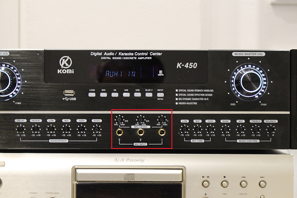 Vùng khoanh đỏ trên amply là chỗ kết nối rác micro không dây