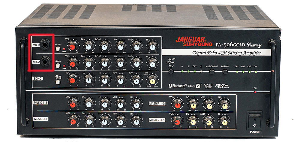 Vùng khoang đỏ là chỗ cắm rắc 6ly của micro khong dây